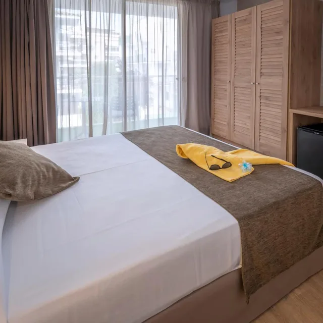 غرفة بسريرين منفصلين بشرفة، GHT Costa Brava & Spa 5/10