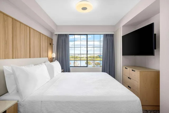 1 Bedroom, Suite, King Bed, Bay View, Sofa، Homewood Suites By Hilton San Diego Airport Liberty Station 4/10
