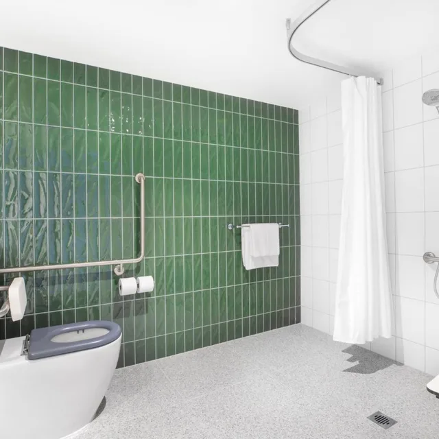 غرفة بسرير كينج وسرير كوين لذوي الإعاقة، Holiday Inn Dandenong an IHG Hotel 6/7