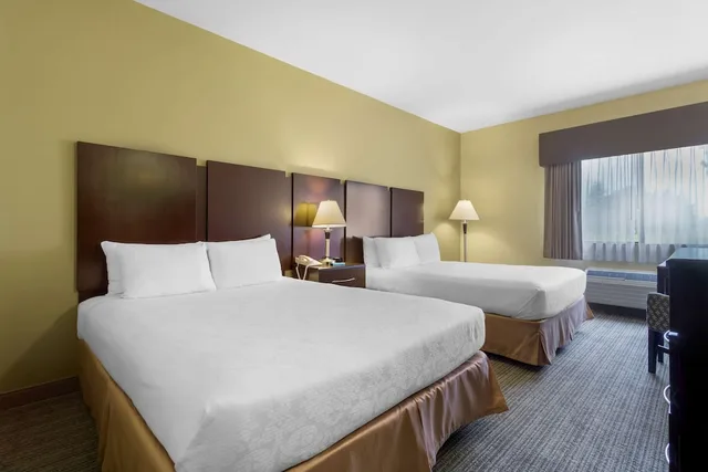 Standard, 2 Queen Beds, Golf Course View, Balcony، Best Western Plus Plaza by the Green 1/8