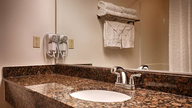 غرفة بسرير كينج بحوض استحمام لذوي الإعاقة، Best Western Gas City 7/8