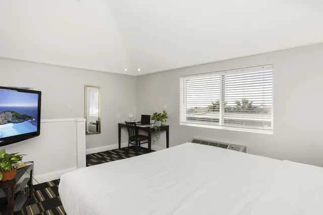 Suite, King Bed, Sofa, The Hotel Oceanside 2/4