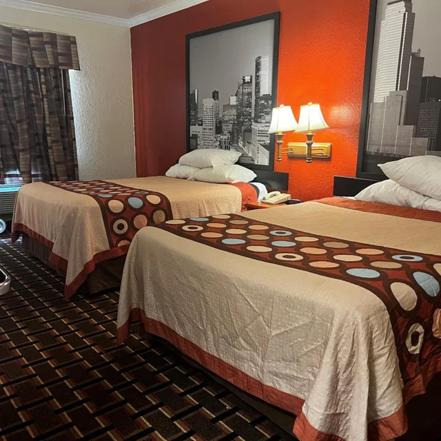 غرفة بسريرين كوين بحوض استحمام لذوي الإعاقة، Super 8 By Wyndham Brookshire Tx 5/10
