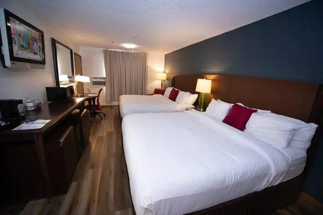 غرفة بسريرين كينج، Alliance Hotel & Suites, a Howard Johnson by Wyndham 2/9