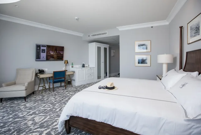 غرفة ديلوكس بسريرين كوين بشرفة، Royal Blue Hotel 1/8