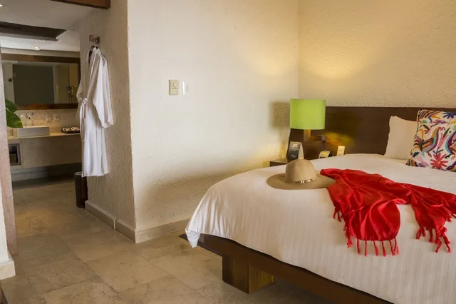 Brisas Beach Club, King Bed, Las Brisas Ixtapa 4/10