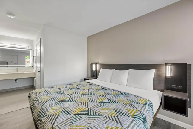 1 King Bed Mob Acc RI Shwr Nsmk Micfridge، Motel6 Mccomb Ms 9/16