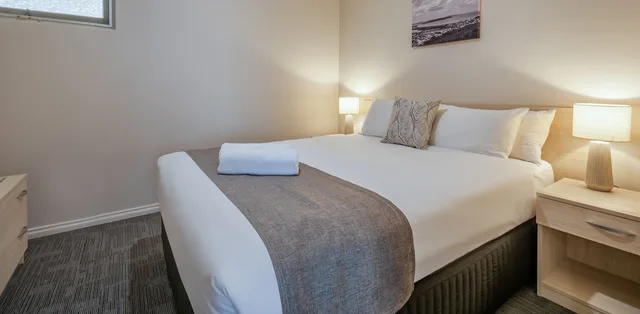 غرفة ديلوكس عائلية بسرير كوين وسريرين فرديين، Mandala Ace Albany Hotel 2/4