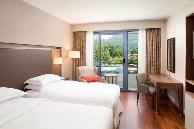 غرفة ديلوكس بسريرين منفصلين بإطلالة على المسبح، Sheraton Lake Como Hotel 1/4