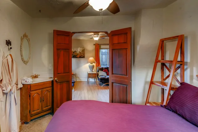 Dino, 2 Queen Beds، Cliff House Lodge Bed and Breakfast 5/7