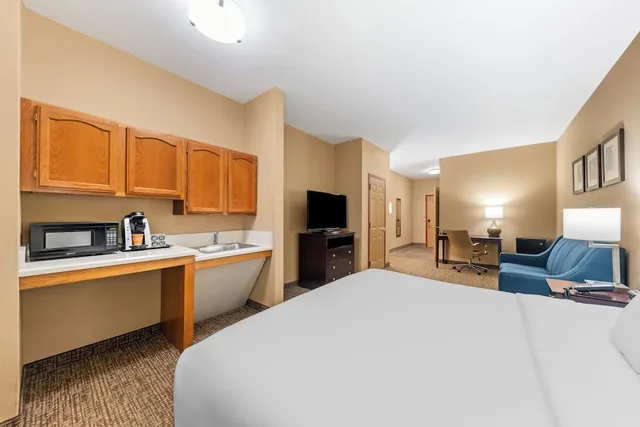 جناح استوديو بسرير كينج لذوي الإعاقة، Roanoke Suites 1/4