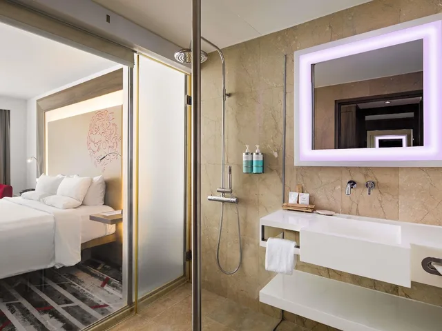غرفة بريميير تنفيذية بسرير كينج، Novotel Jakarta Gajah Mada 4/6