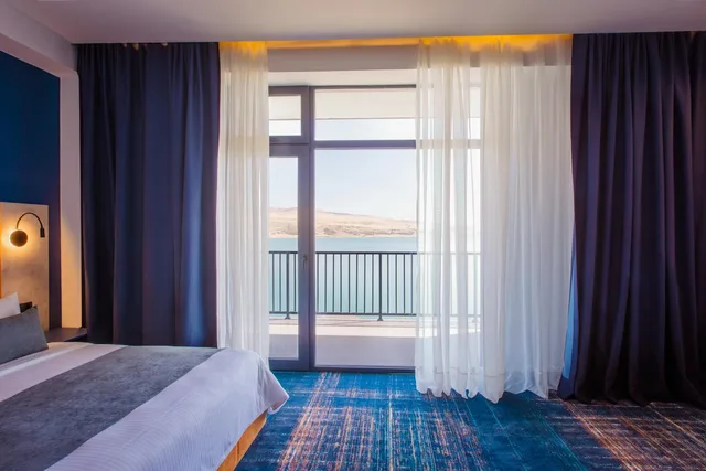 جناح بسرير كوين بإطلالة على البحر لذوي الإعاقة، Gino Seaside Tbilisi, Trademark Collection By Wyndham 4/9