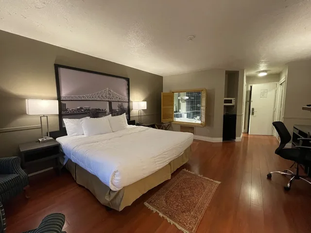 جناح تنفيذي بسرير كينج، Super 8 by Wyndham Gananoque - Country Squire Resort 2/10