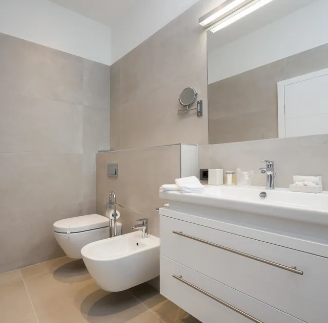 غرفة بسرير كينج بإطلالة على البحر بشرفة مع أريكة، Marina Baotic Apartments 4/4