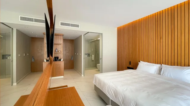 غرفة بريميوم بسرير كينج بشرفة، Radisson Beach Resort Larnaca 6/10