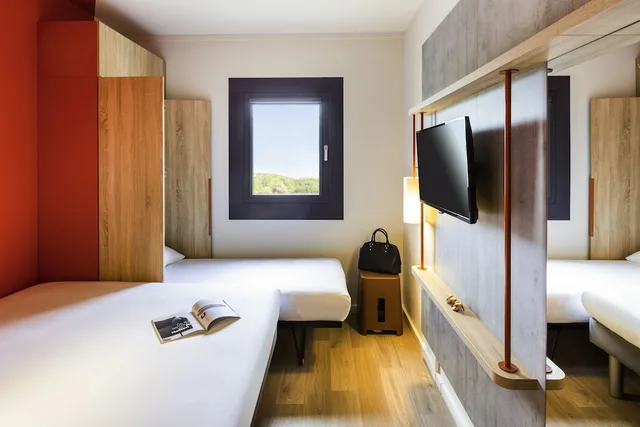 Family, 1 Double and 2 Murphy Beds، ibis budget Geneve Saint Genis Pouilly 1/10