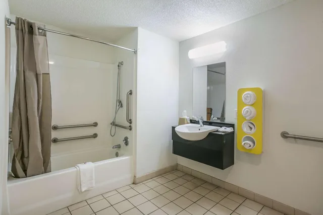 2 Queen Beds - Mobility Accessible Ri Shwr، Motel6 Dothan, AL 9/9