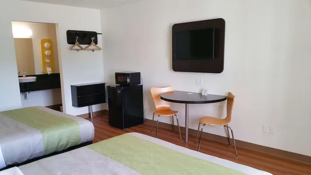غرفة قياسية بسريرين كوين للمدخنين، Motel6 Palestine, TX 2/5