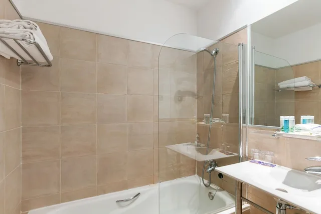 غرفة قياسية بسرير كوين، Globales Acis And Galatea Hotel 6/8