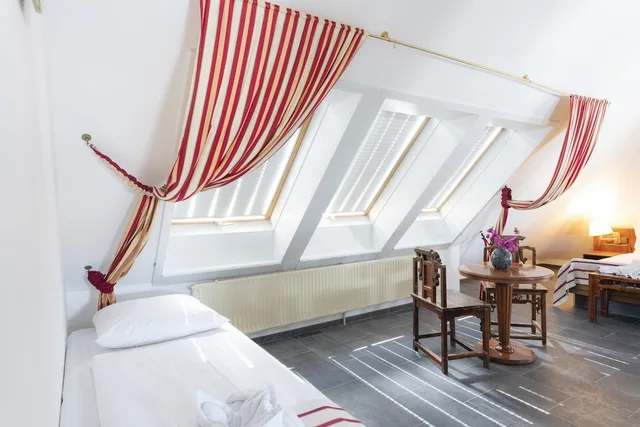 غرفة ثلاثية بسرير كوين وسرير فردي، Hotel Astoria Am Urachplatz 9/10