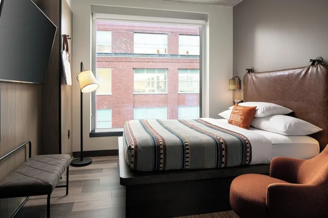 غرفة بسرير مزدوج لذوي الإعاقة، Moxy Louisville Downtown 1/4