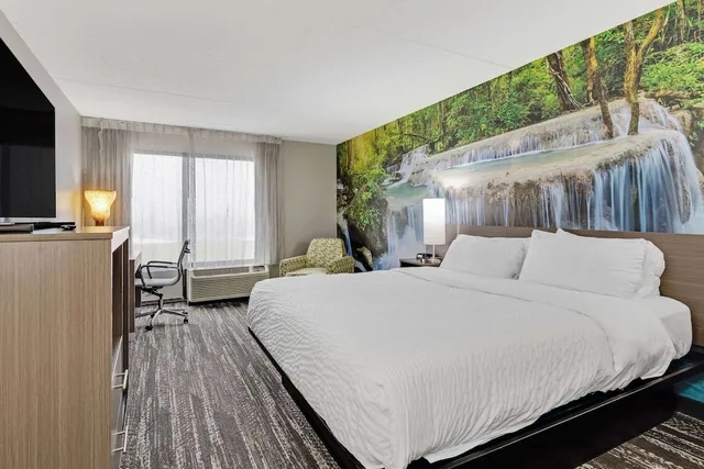غرفة بسرير كوين، Clarion Pointe Near Erie Casino 1/4