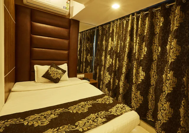 Deluxe, Double Bed, Hotel Alibaba Mumbai 5/10