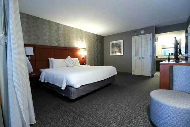 غرفة أساسية بسرير كينج، Courtyard by Marriott Columbus West 1/1