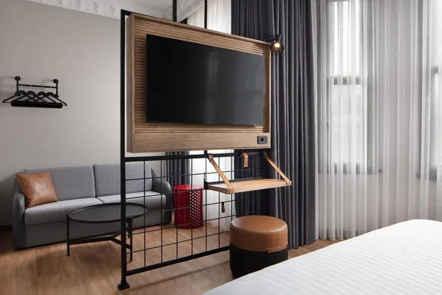 Moxy Sleeper, Guest Room, Queen Bed, City View, Sofa، Moxy Istanbul Beyoglu 4/6