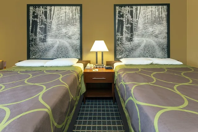 غرفة بسريرين كوين، Super 8 by Wyndham Janesville WI 2/3