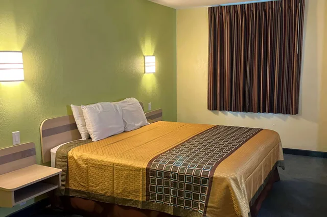 غرفة بسرير كينج لذوي الإعاقة، Howard Johnson by Wyndham Clarksville Tennessee 1/4