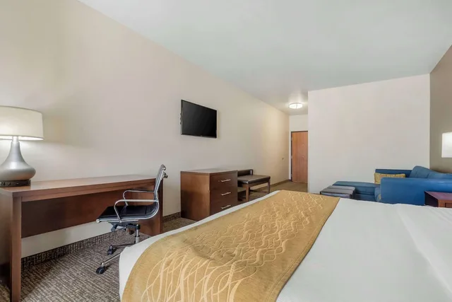 غرفة قياسية مع أريكة، Comfort Inn & Suites Mitchell I-90 3/3