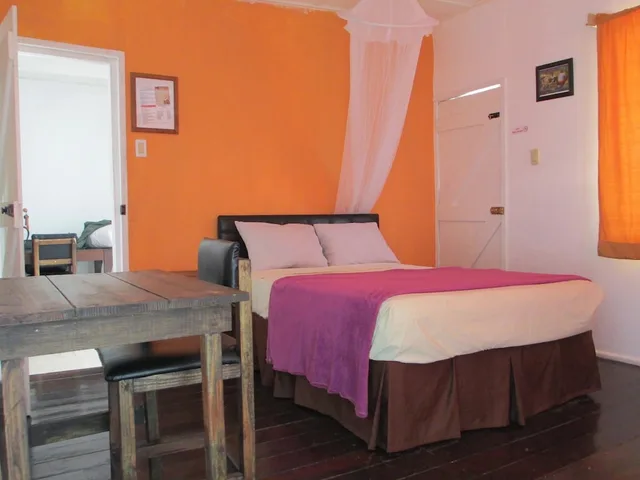 Basic, Queen Bed, Private Bathroom, Garden Area، Kingsworth Hostel 2/5