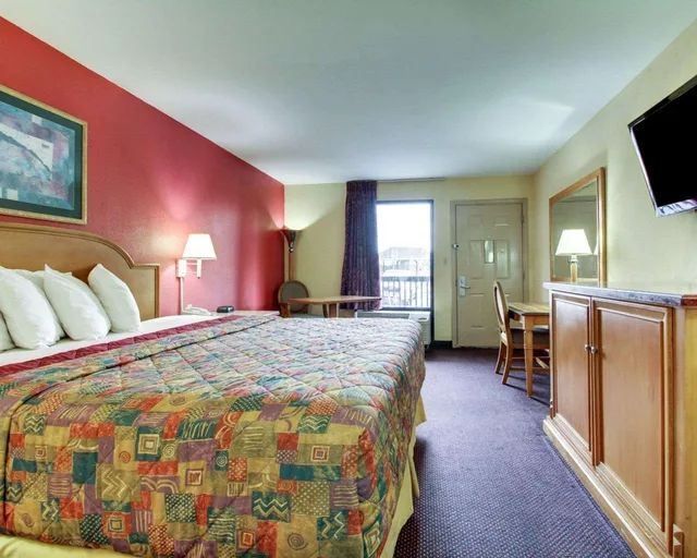 1 King Bed - Non-Smoking, Micfridge، Motel6 Laurel, MS 2/4