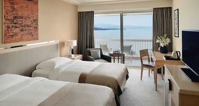 غرفة ديلوكس بسريرين منفصلين بإطلالة على البحر، Movenpick Hotel Beirut 2/9