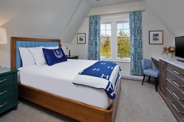 Deluxe, Queen Bed, The Inn At Stonecliffe 1/6