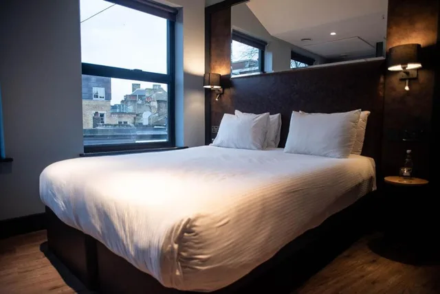 Deluxe, King Bed, Ferrisand Street View، Camden Enterprise Hotel 1/5