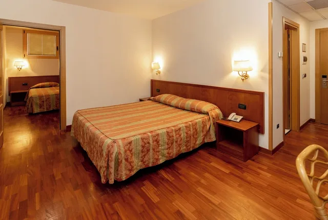 غرفة رباعية بسرير مزدوج وسريرين منفصلين، Hotel Tivoli 1/8