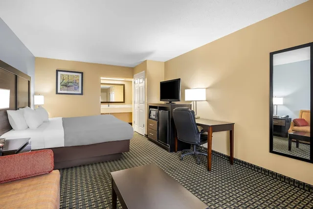 غرفة بسرير كينج، Quality Inn Perry - National Fairgrounds Area 6/8