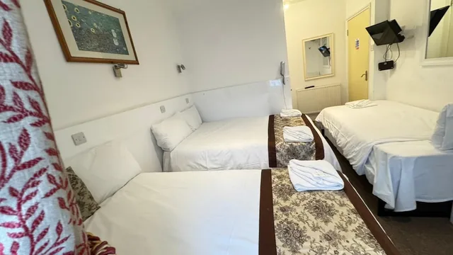 Family, 1 Single and 2 Double Beds, Hotel Earls Court 4/5