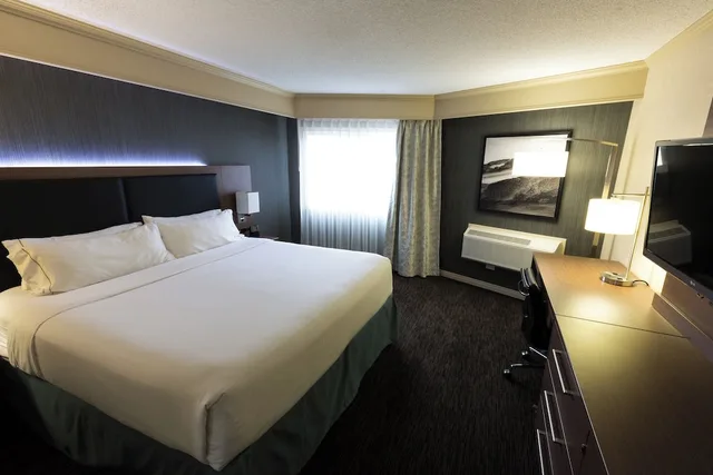 غرفة قياسية بسرير كينج بشرفة، Holiday Inn Express Edmonton Downtown 1/6
