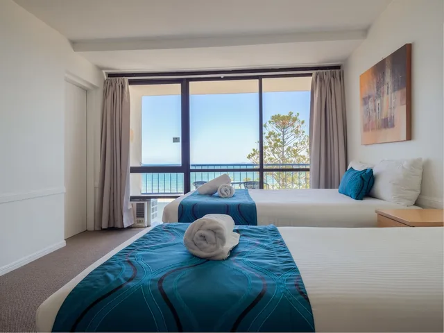 غرفة بسرير كوين وسرير فردي بإطلالة على البحر، BAYVIEW TOWER 3/10
