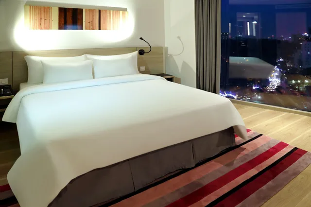 Premier, Queen Bed, City View, Liberty Central Saigon Citypoint 4/4