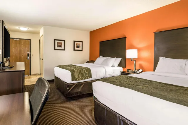 Room, 2 Queen Beds, Comfort Inn Wings Stadium 3/5
