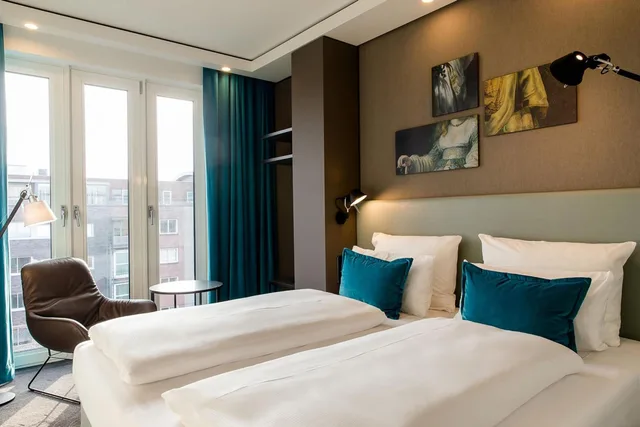 Standard, Queen Bed, Motel One Amsterdam-Waterlooplein 1/7