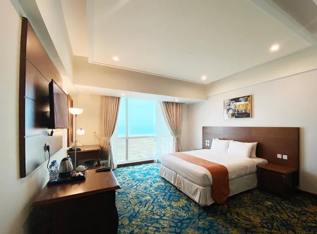 Deluxe, Double Bed, Pool and Sea View، Sur Grand Hotel 2/2