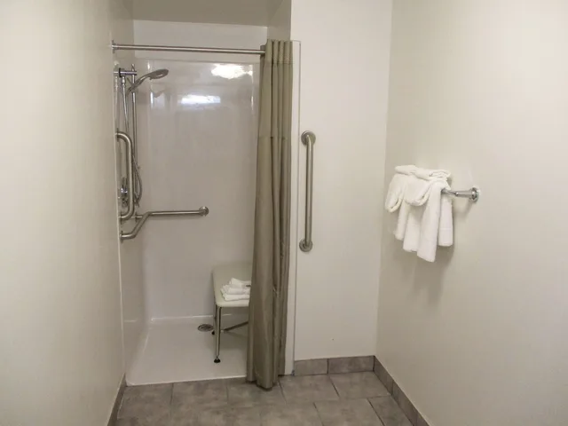 Deluxe, King Bed, Motel6 North Olmsted, OH - Cleveland 6/6