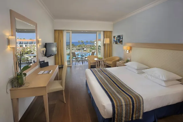 غرفة ديلوكس بسرير مزدوج بإطلالة على البحر، Olympic Lagoon Resort Paphos 1/10