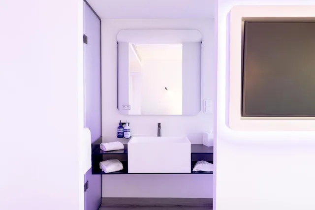 غرفة بريميوم بسرير كينج وسرير كوين، YOTEL Porto, Select by Hilton 5/7